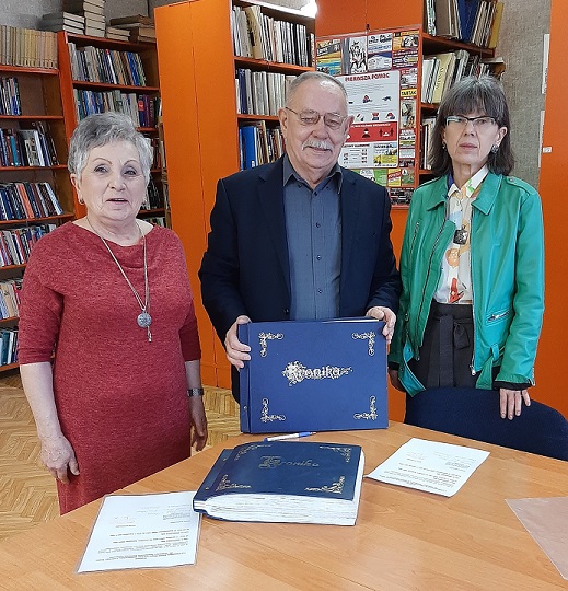 Przekazanie Kronik przez UTW w Biłgoraju