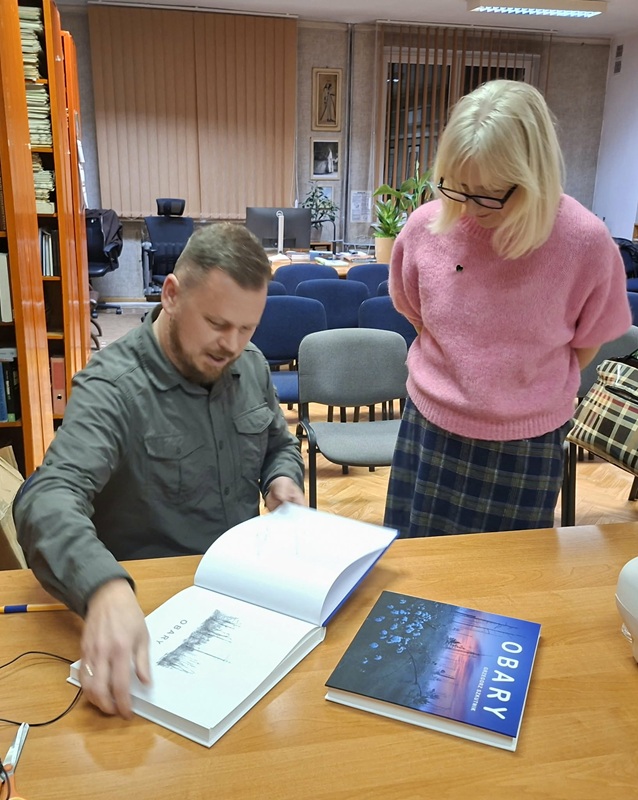 „Chodzenie po bagnach wciąga” – spotkanie z Grzegorzem Szkutnikiem